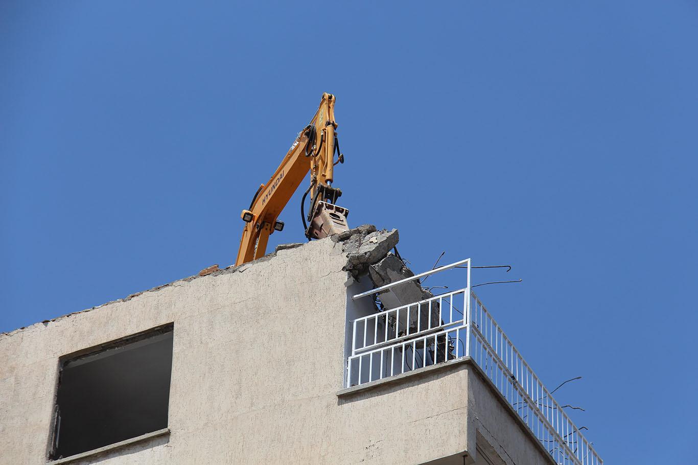 Diyarbakır’da riskli binanın yıkımına başlandı